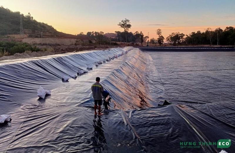 Ứng dụng bạt HDPE 0.75mm trong thi công hồ chứa nước, đảm bảo khả năng chống thấm và giữ nước hiệu quả.